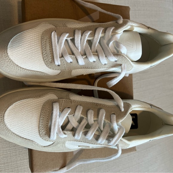 New in Box VEJA V-12 - Picture 4 of 6